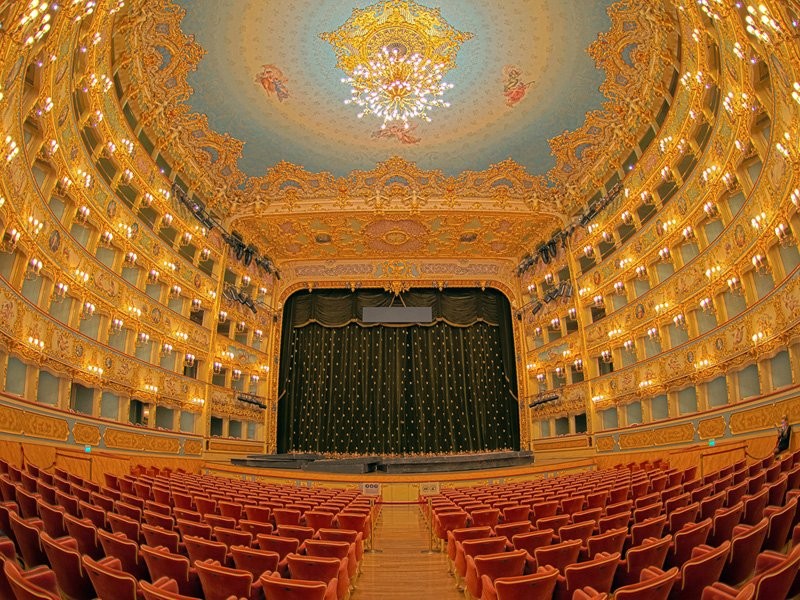 Teatro la Fenice ở Italy nằm trong danh sách 10  nhà hát đẹp nhất thế giới. Lần đầu tiên mở cửa vào năm 1972, nhà hát Teatro la Fenice là nơi diễn ra những sự kiện quan trọng của các nhà soạn nhạc nổi tiếng như Verdi, Rossini, Bellini, Donizetti, Stravinsky... Mặc dù từng xảy ra một số sự cố như hỏa hoạn nhưng nhà hát này vẫn hoạt động trong suốt 223 năm qua.